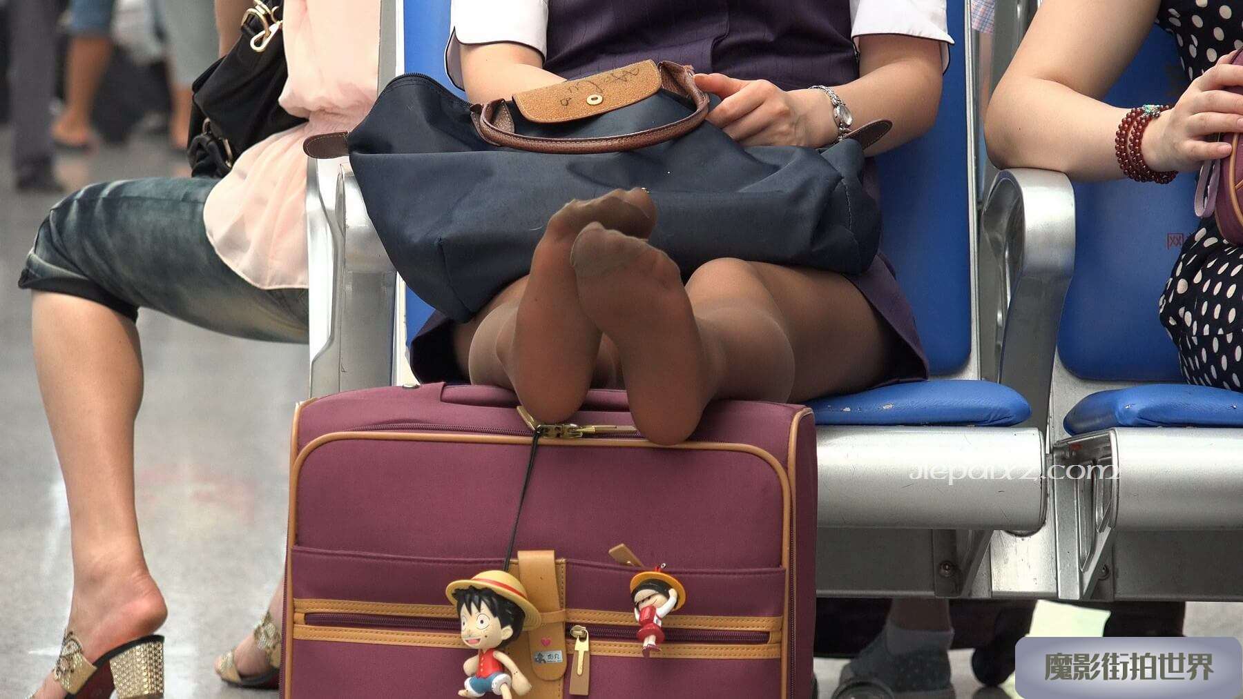 4K - 咖啡丝制服美女 [676 MB/MP4]