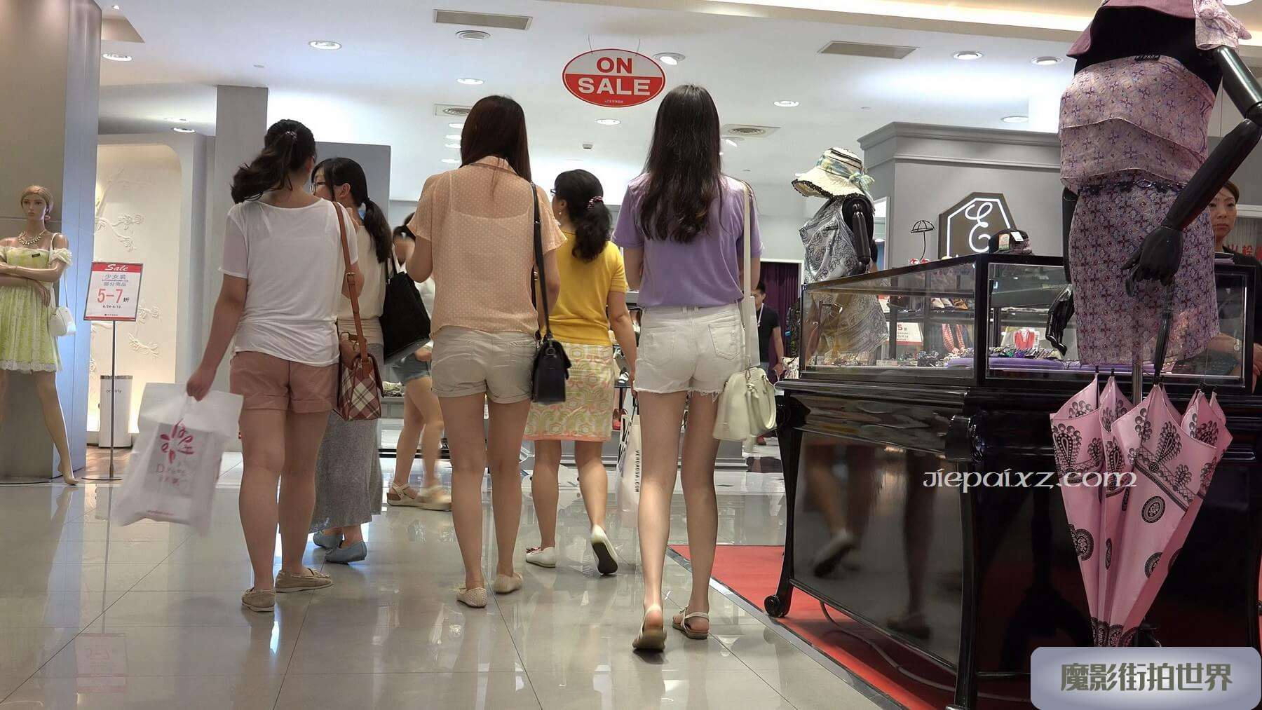 4K - 白短热裤少女鞋店买鞋试鞋 [1.40 GB/MP4]