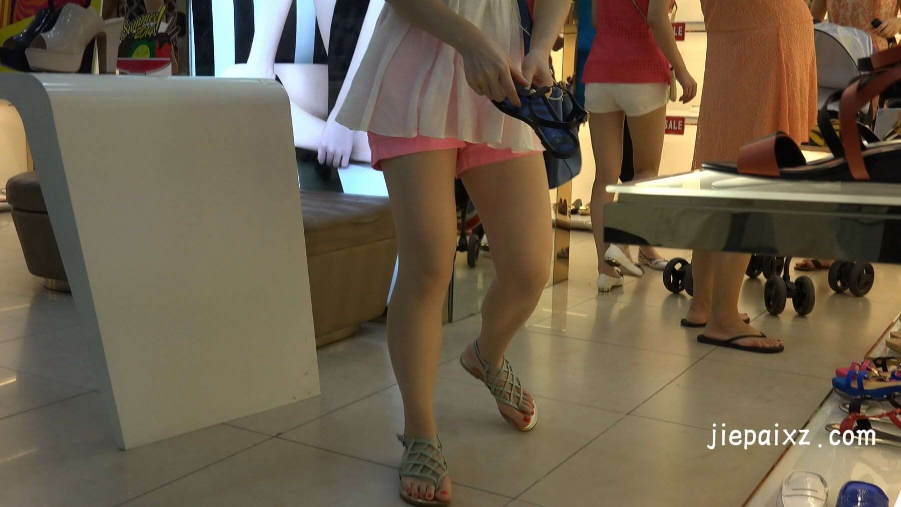 4K - 美足妹子 [538 MB/MP4]