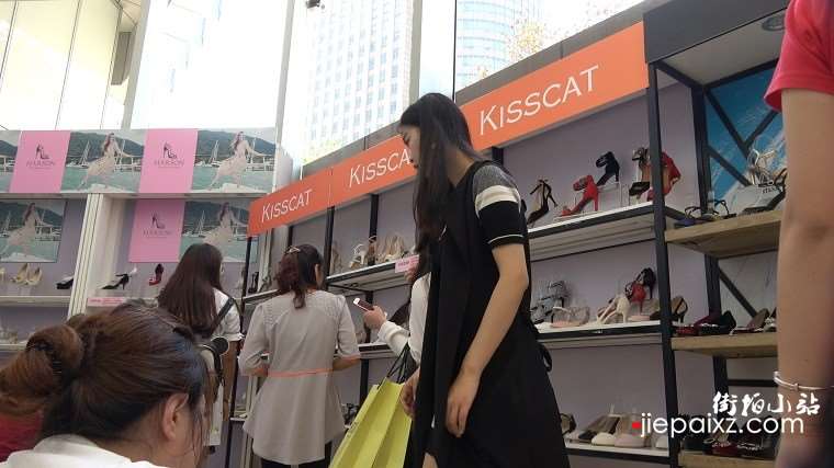 4k超清，鞋柜拍摄试鞋的气质漂亮美女