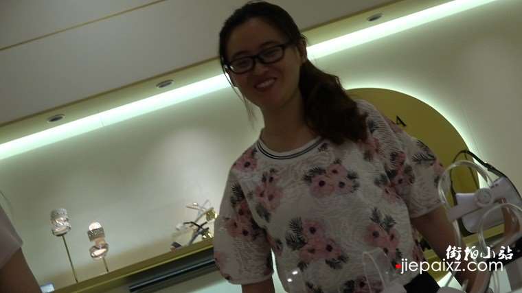 4k超清，鞋柜拍摄美足少妇试高跟