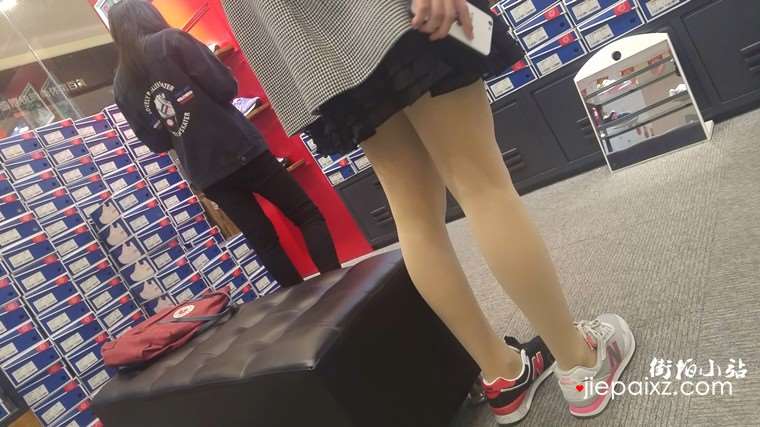 4k超清，鞋店试鞋的原味肉丝袜清纯眼镜妹