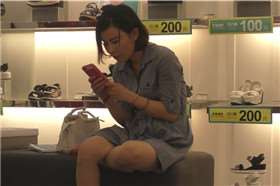 干净玉足的小姐姐鞋店试高跟