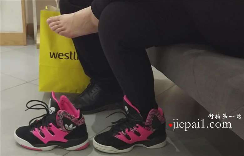 运动鞋美足女孩鞋店试鞋，一双精美的小脚丫。