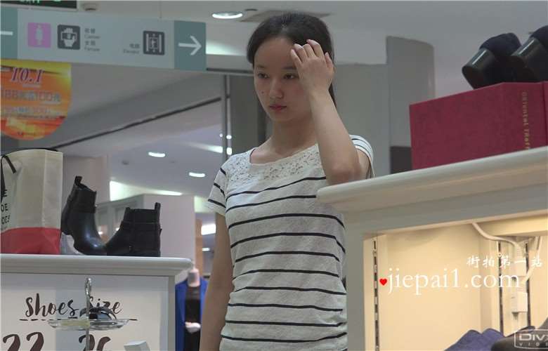 4k-身材娇小的美女鞋店试鞋，似乎举棋不定要哪双。