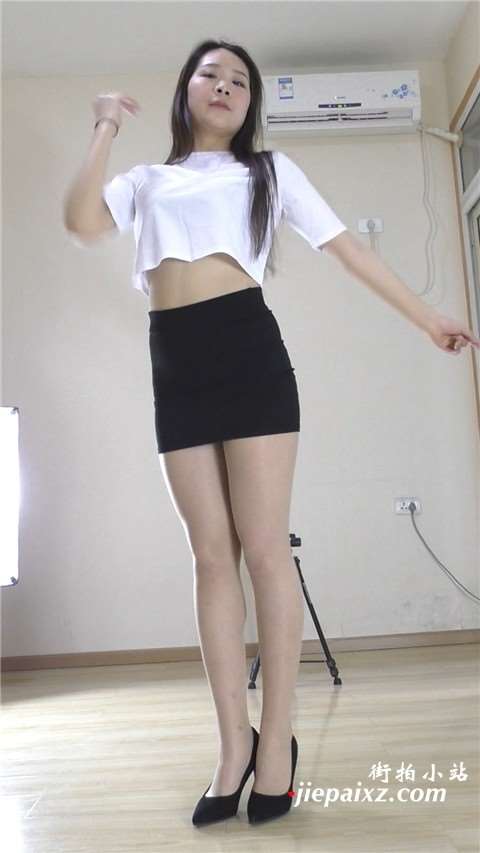 优尚舞姿短裙丝袜美女正面模拍 [372 MB]