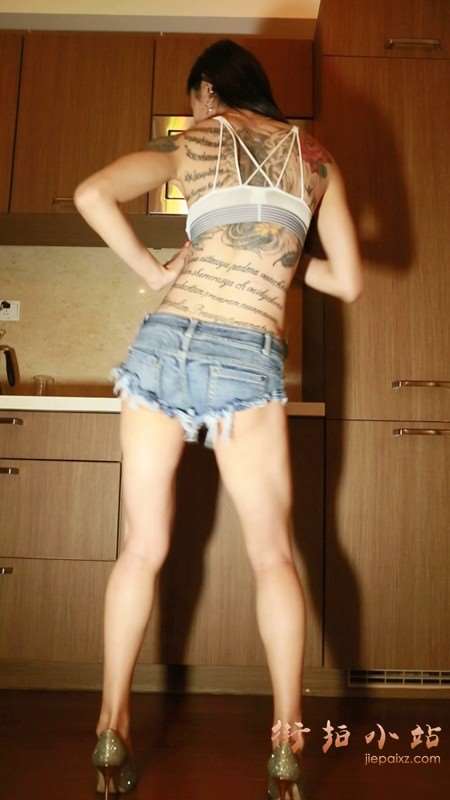 性感短热裤纹身妹背面慢摇 [420 MB]