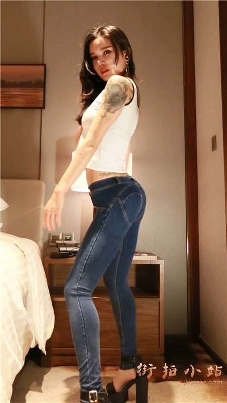 超紧蓝牛翘臀模拍美女 [371 MB]