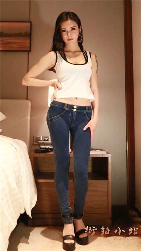 超紧蓝牛翘臀模拍美女 [371 MB]