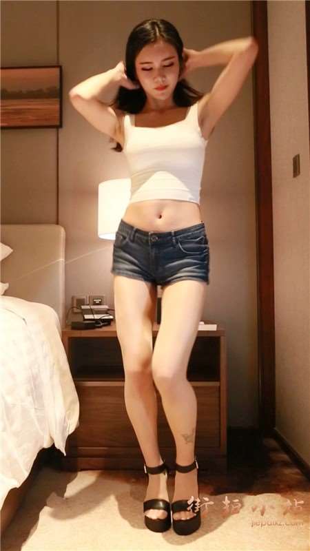 白色小吊带衫超短牛仔热裤美女慢摇 [428 MB]