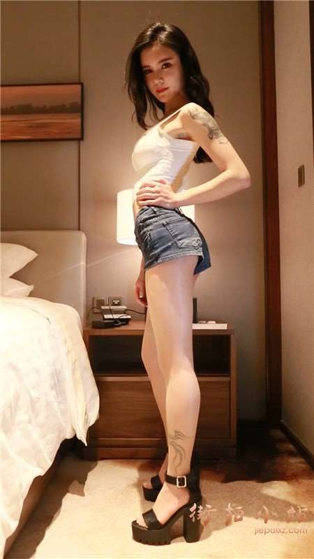 白色小吊带衫超短牛仔热裤美女慢摇 [428 MB]