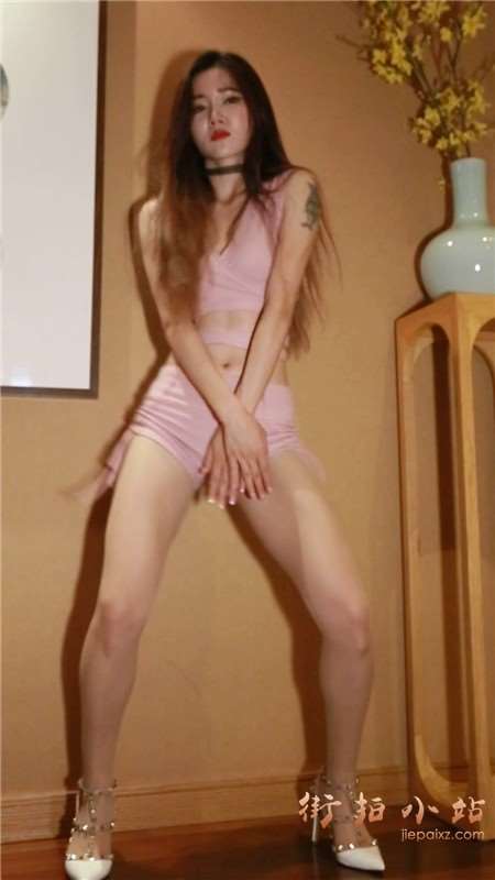 粉衣粉裤长腿文身美女热舞 [418 MB]