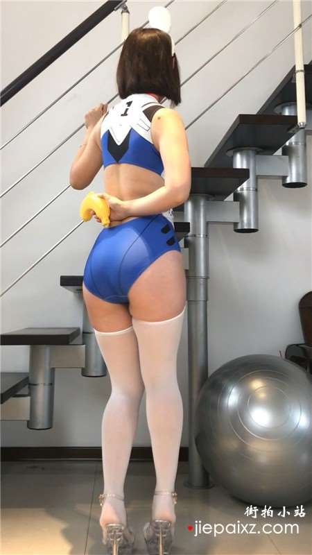 超近短衣短裤长筒丝袜美女热舞 [243 MB]