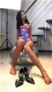 秀工作室长腿姐姐丝袜连体衣瑜伽球