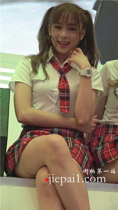 可爱清纯小萝莉美少女，笑容楚楚动人。