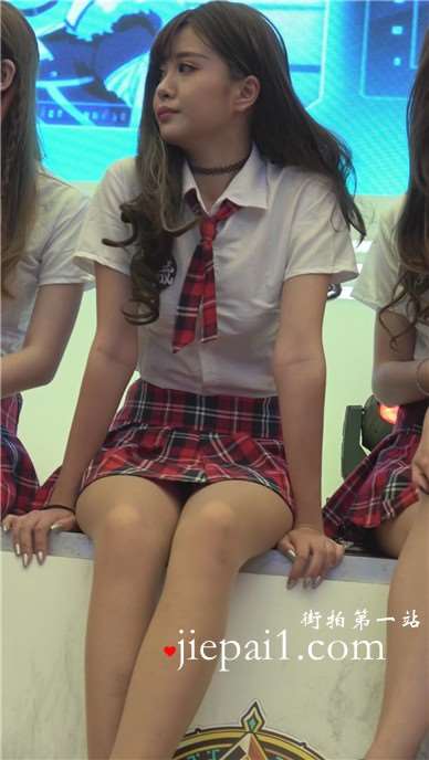 青春可爱萝莉美少女。