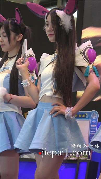 舞台上天生丽质的美腿小清新少女。