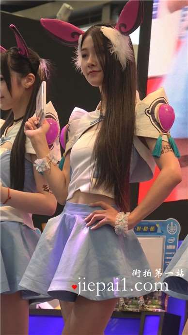 舞台上天生丽质的美腿小清新少女。