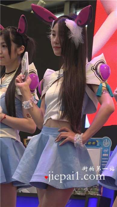 舞台上天生丽质的美腿小清新少女。
