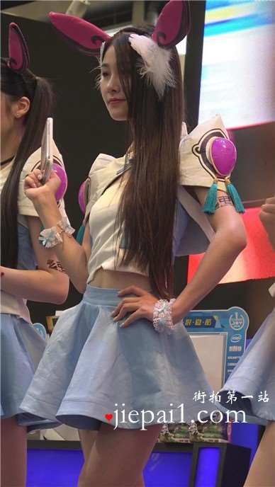 舞台上天生丽质的美腿小清新少女。