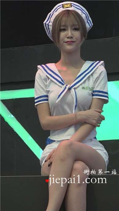 超级甜美天生丽质的小清新制服美少女。