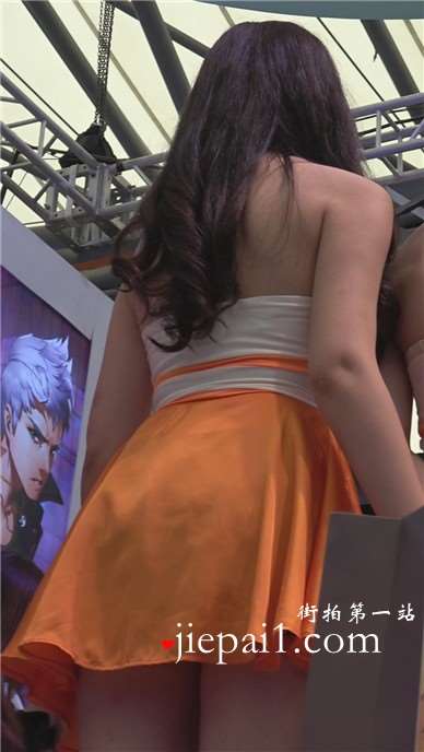 橘黄色小短裙白腿甜美小清新妹子。