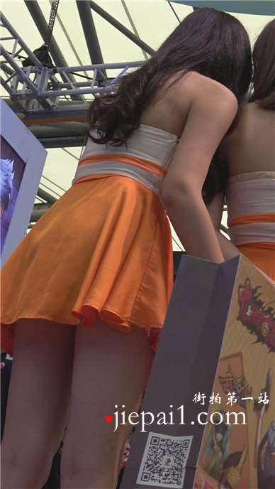 橘黄色小短裙白腿甜美小清新妹子。