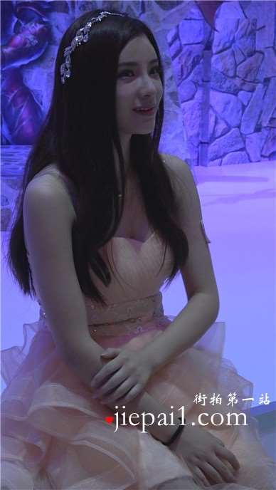 超级甜美萝莉公主裙丰满小美女。
