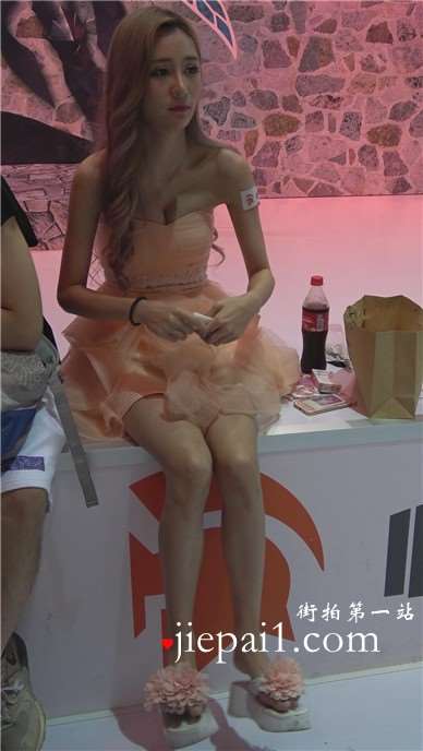 微露酥胸的甜美公主裙小清新美眉。