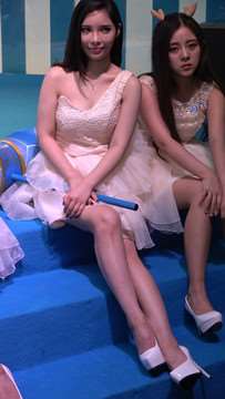 甜美公主裙小美女，粉嫩酥胸微露乳沟很诱惑。