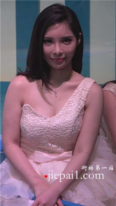 甜美公主裙小美女，粉嫩酥胸微露乳沟很诱惑。