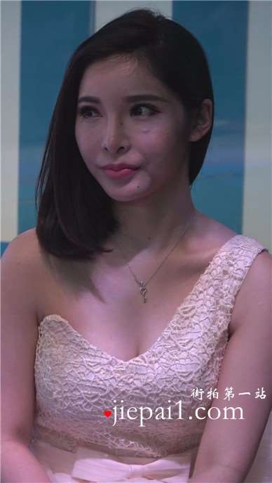 甜美公主裙小美女，粉嫩酥胸微露乳沟很诱惑。