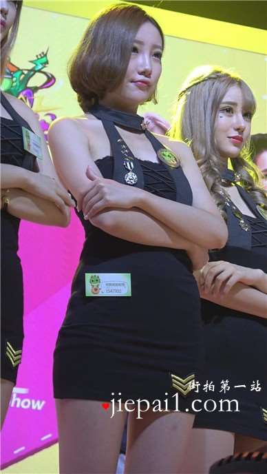 龙珠直播的性感包臀裙美腿女主播。