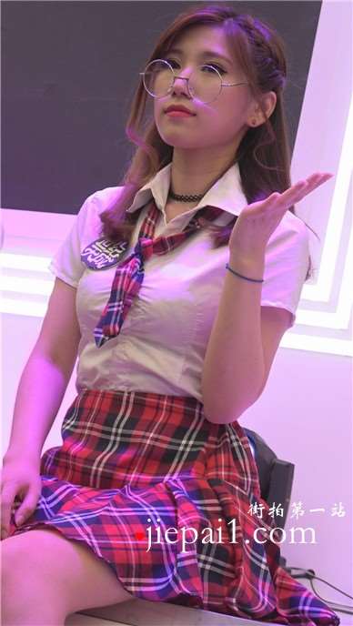 甜美萝莉制服夸张眼镜小美女。