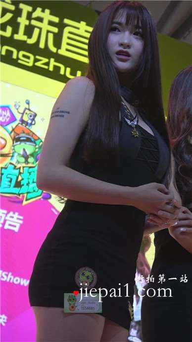 龙珠直播的丰满包臀裙长腿女主播。