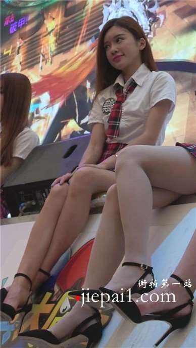 甜美学生制服长腿萝莉小美女。