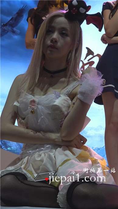 甜美萝莉白色公主裙小清新萌妹子。