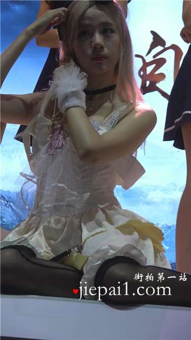 甜美萝莉白色公主裙小清新萌妹子。