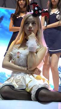 甜美萝莉白色公主裙小清新萌妹子。