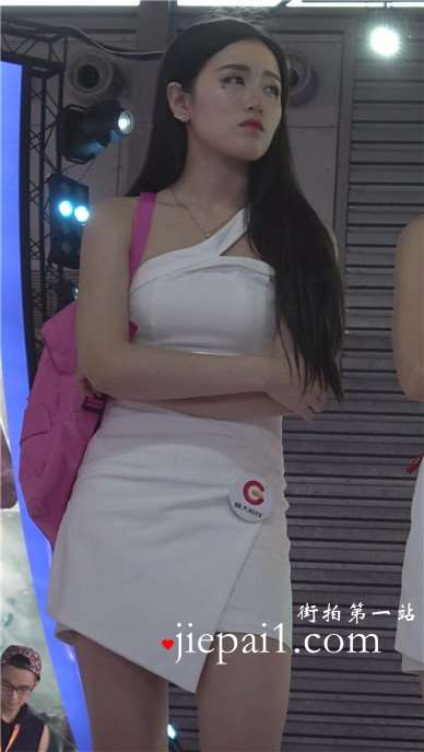 盛大游戏展台的showgirl，长腿白裙小清新。