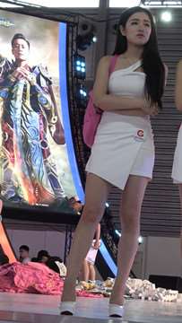 盛大游戏展台的showgirl，长腿白裙小清新。