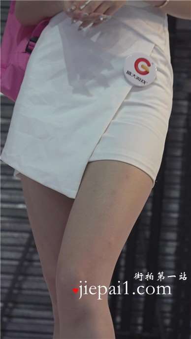 甜美小清新美腿showgirl美眉。