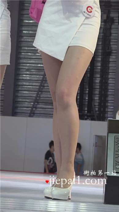 甜美小清新美腿showgirl美眉。