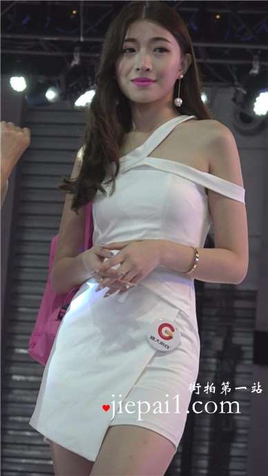 甜美小清新美腿showgirl美眉。