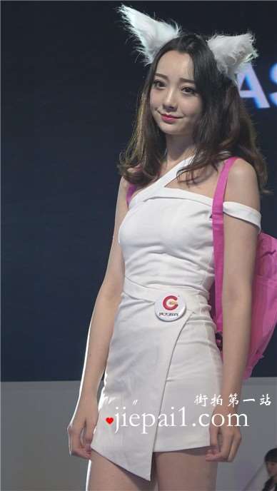 超级甜美性感白裙小清新美女姐姐。