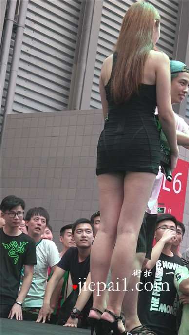 舞台上性感紧身包臀超短裙美女。