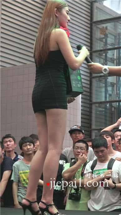 舞台上性感紧身包臀超短裙美女。