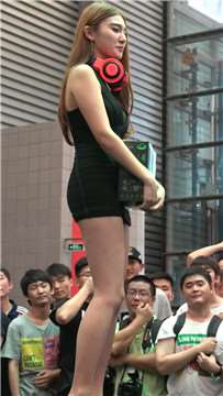 舞台上性感紧身包臀超短裙美女。