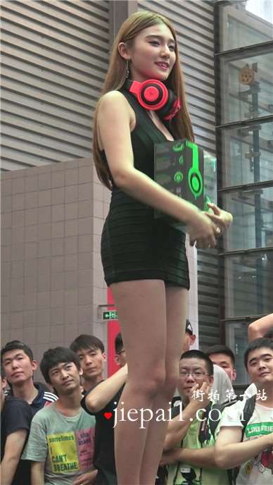 舞台上性感紧身包臀超短裙美女。