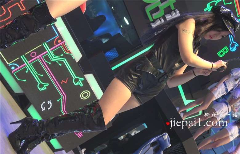 4k-黑皮衣皮裤清纯cosplay玩枪的女孩。